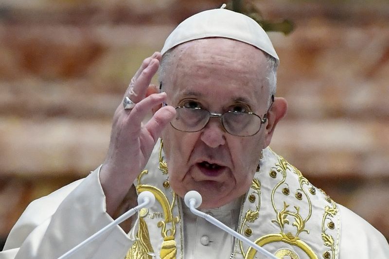 &copy; Reuters. Pope Francis delivers his Urbi et Orbi blessing, at the Vatican