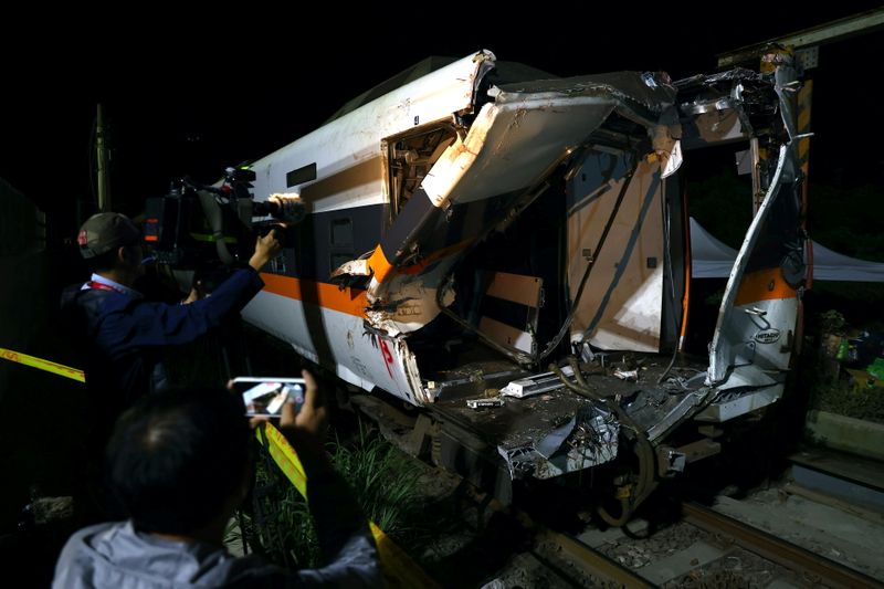 &copy; Reuters. وزير النقل في تايوان يقول إنه يتحمل مسؤولية كارثة القطار ويستعد للاستقالة