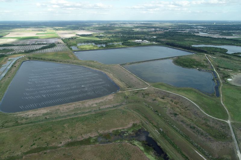 &copy; Reuters. Toma aérea del depósito de una desaparecida planta de fosfato, lugar de una filtración de aguas contaminadas a zonas circundantes, que ha motivado una orden de evacuación en el condado Manatee, en Piney Point