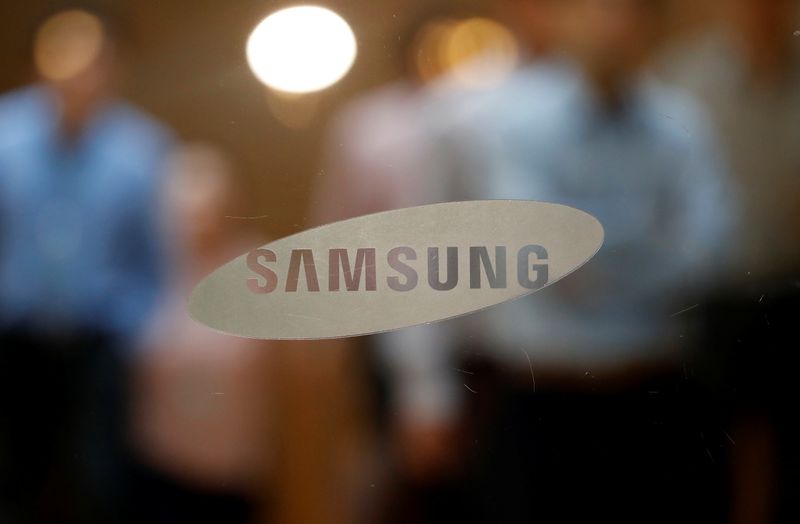 © Reuters. The logo of Samsung Electronics is seen at its store in Seoul