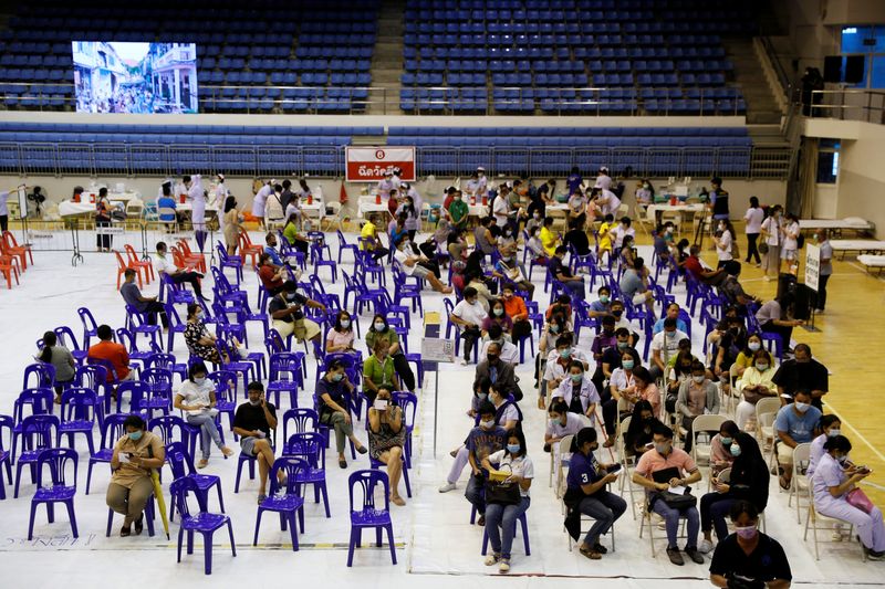 &copy; Reuters. People receive the Sinovac COVID-19 vaccine at the Thai resort island of Phuket