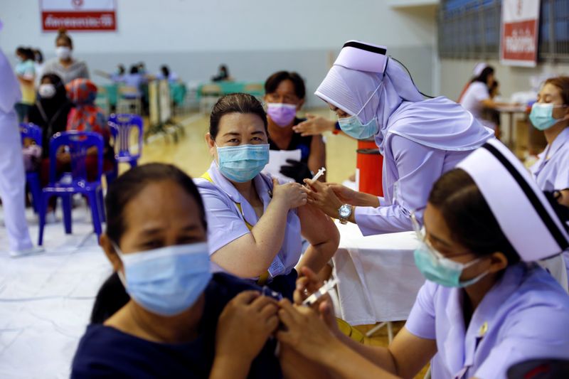 © Reuters. People receive the Sinovac COVID-19 vaccine at the Thai resort island of Phuket