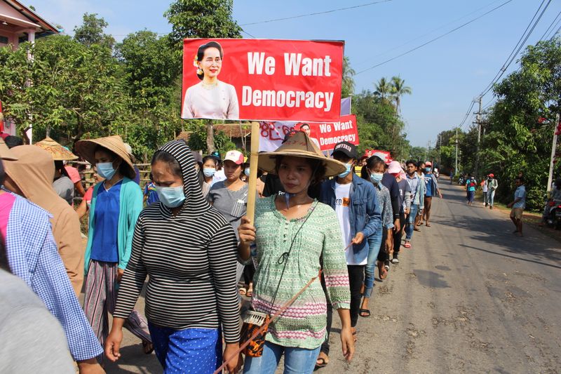 &copy; Reuters. FILE PHOTO: Protest against the military coup, in Launglon township