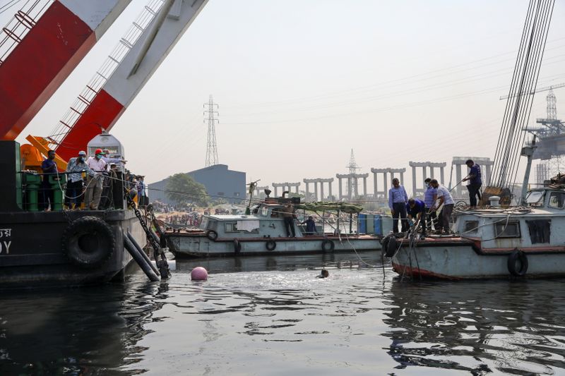 &copy; Reuters. مقتل خمسة وفقد كثيرين في غرق عبارة في بنجلادش