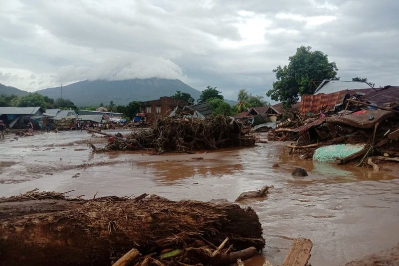 &copy; Reuters. Damaged houses are seen at an area affected by flash floods after heavy rains in East Flores, East Nusa Tenggara province, Indonesia April 4, 2021 in this photo distributed by Antara Foto