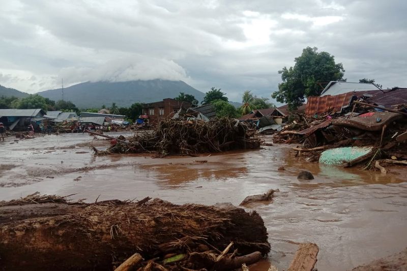&copy; Reuters. ارتفاع قتلى الفيضانات والانهيارات الأرضية بإندونيسيا إلى 55 إضافة إلى 40 مفقودا