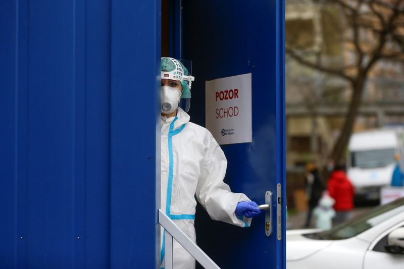 &copy; Reuters. FOTO DE ARCHIVO: Un trabajador sanitario con un EPI en Praga