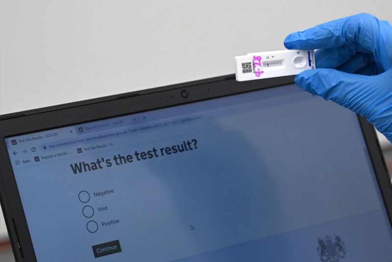 © Reuters. FILE PHOTO: Students take coronavirus disease (COVID-19) tests at Harris Academy Beckenham, in London