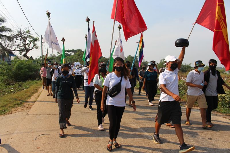 &copy; Reuters. Estudiantes universitarios, ingenieros y profesores junto con otros manifestantes marchan contra el golpe militar en Dawei, Myanmar
