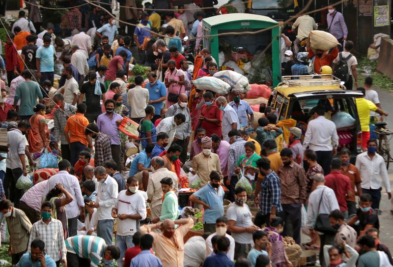 &copy; Reuters. People shop at a crowded marketplace amidst the spread of the coronavirus disease (COVID-19) in Mumbai
