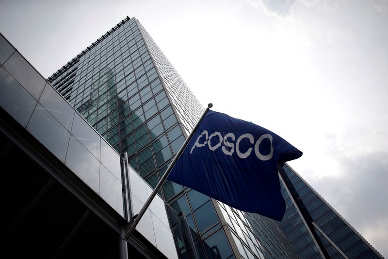© Reuters. FILE PHOTO: The logo of POSCO is seen at the company's headquarters in Seoul
