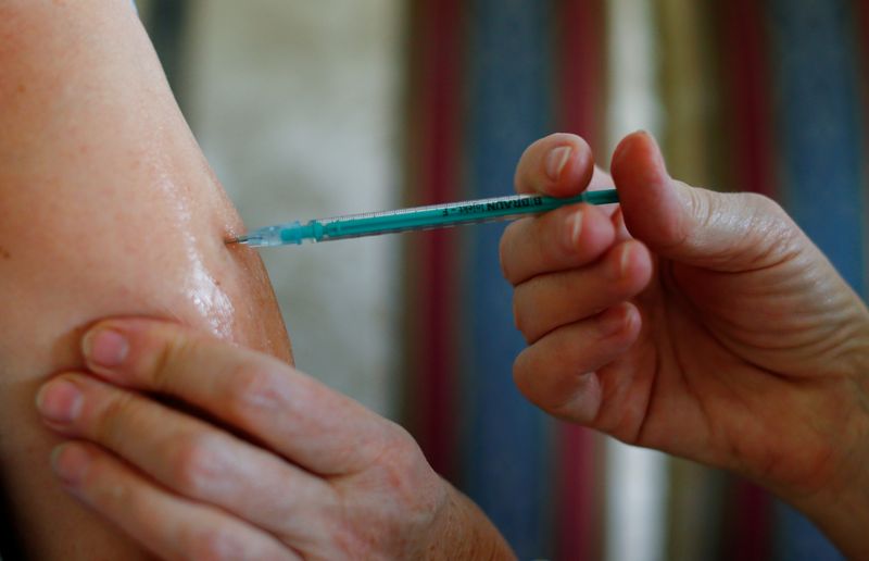 &copy; Reuters. FILE PHOTO: COVID-19 Vaccination of patients at their homes in Cologne