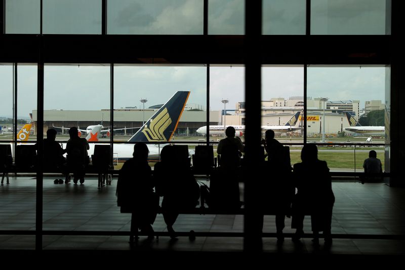 &copy; Reuters. FILE PHOTO: Spread of the coronavirus disease (COVID-19) at the Changi Airport in Singapore