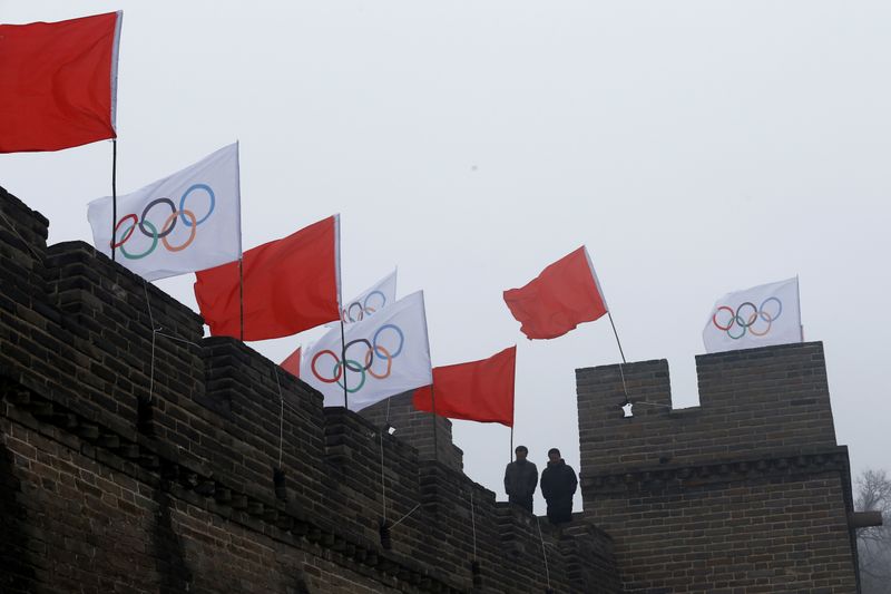 &copy; Reuters. Foto de archivo ilustrativa de banderas de China y olímpicas en la Muralla China en un evento de cara a los Juegos de Invierno de Pekín 2022