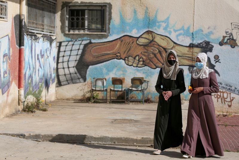 &copy; Reuters. Palestinian students walk at a university in Khan Younis in the southern Gaza Strip