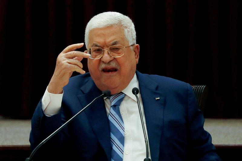&copy; Reuters. FILE PHOTO: President Mahmoud Abbas gestures during a meeting in Ramallah