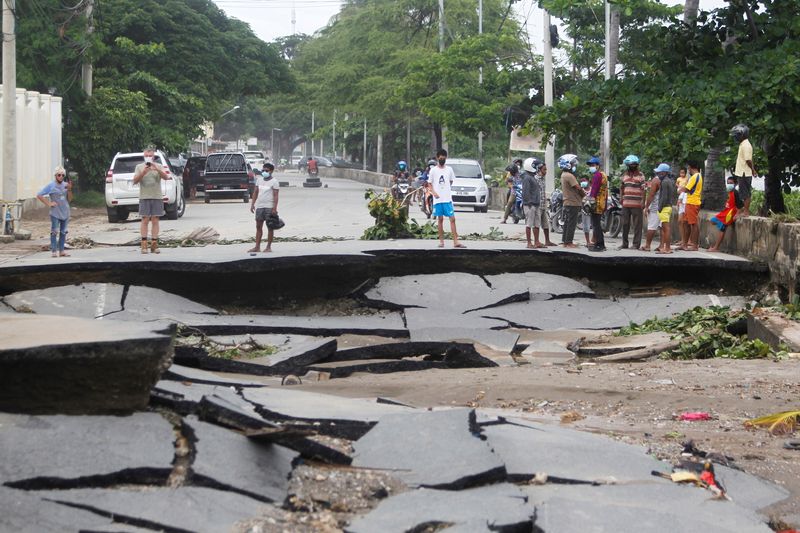 &copy; Reuters. Rua destruída por tempestade provocada por ciclone em Dili, no Timor Leste