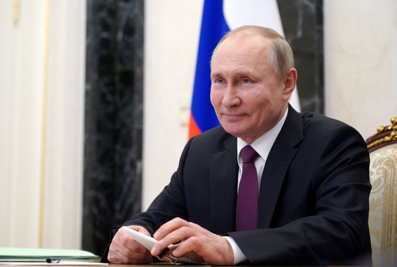 &copy; Reuters. FOTO DE ARCHIVO: El presidente ruso, Vladímir Putin, participa en una videoconferencia con funcionarios y jóvenes profesionales en Moscú