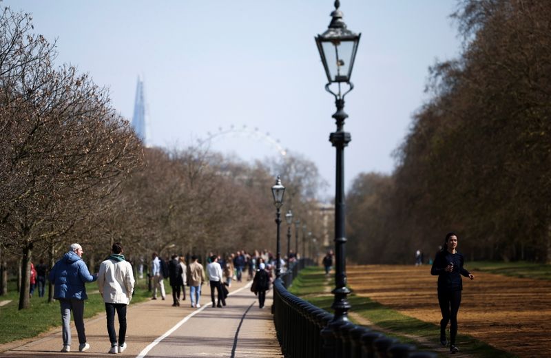 &copy; Reuters. A woman jogs through Hyde Park, amid the coronavirus disease (COVID-19) outbreak, in London