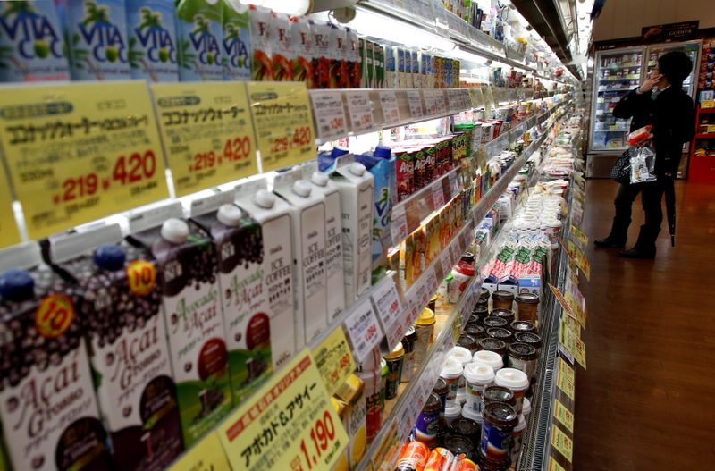 &copy; Reuters. FILE PHOTO: Shopper looks at items at a supermarket in Tokyo