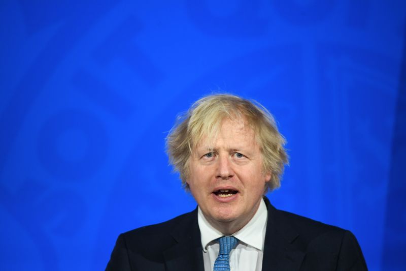 &copy; Reuters. Foto del lunes del primer ministro británico, Boris Johnson, dando una rueda de prensa en Londres