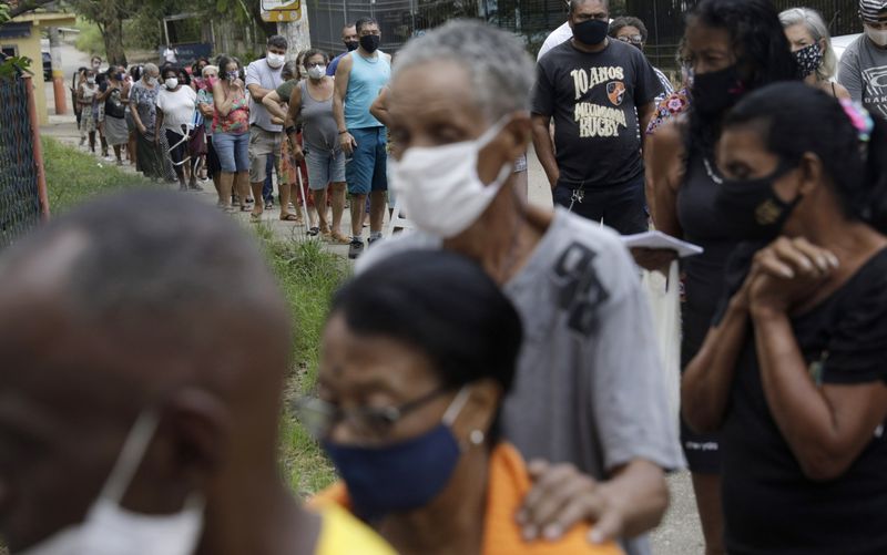 &copy; Reuters. Idosos fazem fila para receber dose de vacina contra Covid-19 em Belford Roxo, no Rio de Janeiro