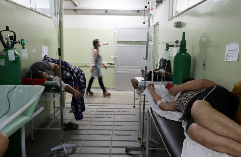 &copy; Reuters. Pacientes com Covid-19 aguardam transferência para UTI em hospital em Bauru (SP)