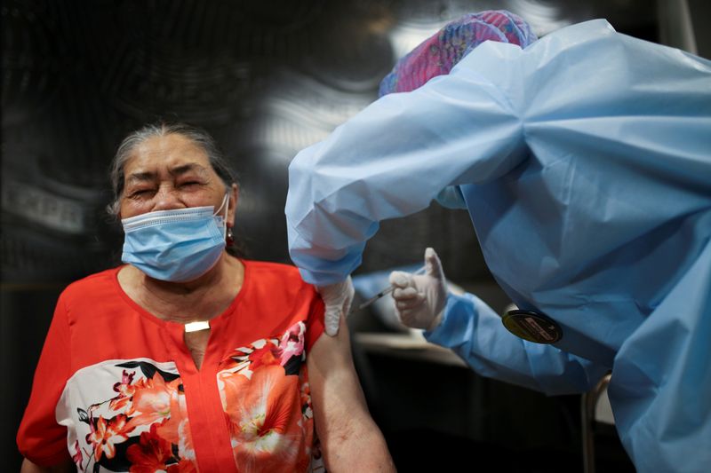 &copy; Reuters. Vacinação em Bogotá
