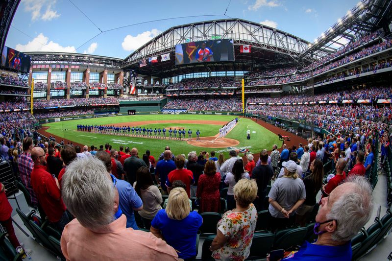 &copy; Reuters. ＭＬＢ＝レンジャーズ、観客100％でホーム開幕戦　米スポーツ初