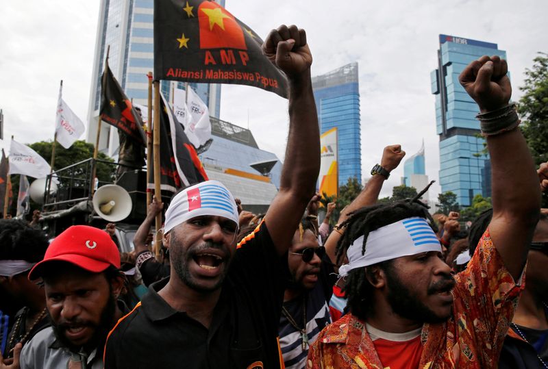 &copy; Reuters. FILE PHOTO: Protesters shout slogans during a rally calling for their right to self-determination in the Indonesian controlled part of Papua, in Jakarta, Indonesia