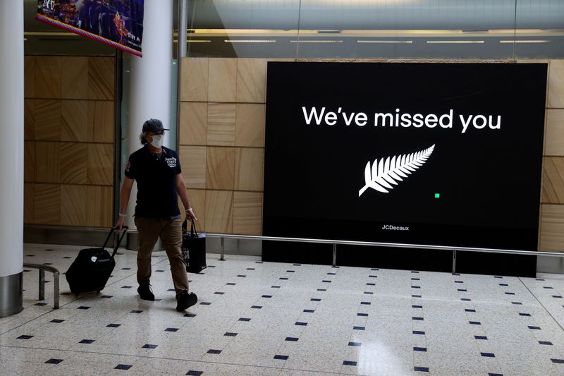 &copy; Reuters. FILE PHOTO: Passengers arrive from New Zealand after the Trans-Tasman travel bubble opened overnight, at Sydney Airport