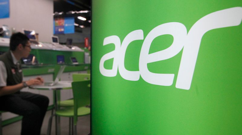 &copy; Reuters. FILE PHOTO: A shop attendant sits in an Acer booth in a computer mall in Taipei
