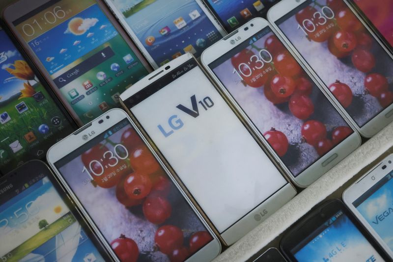 &copy; Reuters. Mock old version LG Electronics&apos; smartphones are displayed at a store in Seoul