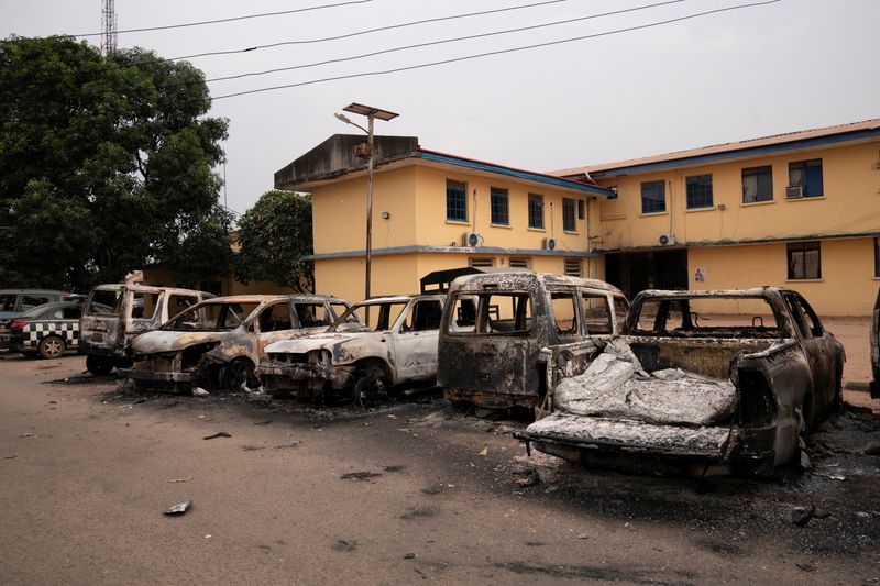 © Reuters. Burnt vehicles are seen outside the Nigeria police force Imo state command headquaters after gunmen attacked and set properties ablaze in Imo State