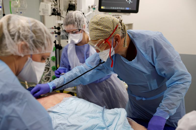 &copy; Reuters. Medici in tenuta protettiva al lavoro sui pazienti Covid nel reparto di terapia intensiva dell&apos;ospedale di Cambrai in Francia,