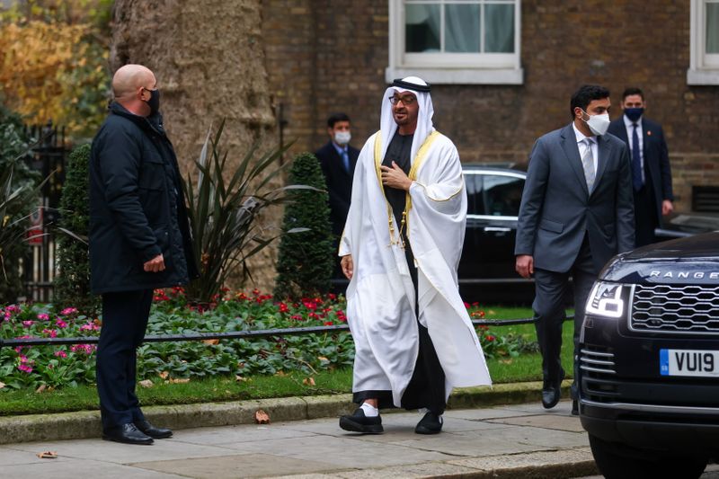 &copy; Reuters. FILE PHOTO: British PM Johnson meets with Abu Dhabi&apos;s Crown Prince in London