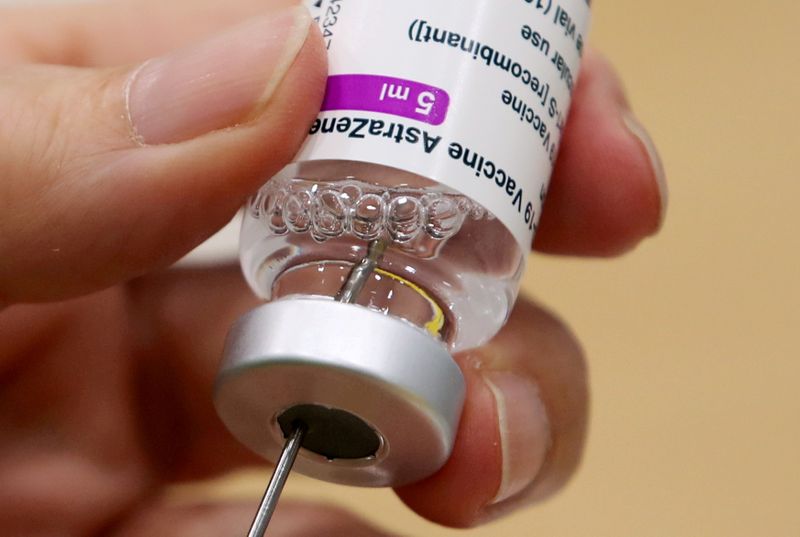 &copy; Reuters. FOTO DE ARCHIVO: Preparación de una na dosis de la vacuna contra la COVID-19 elaborada por la Universidad de Oxford y AstraZeneca en un centro de vacunación en Amberes