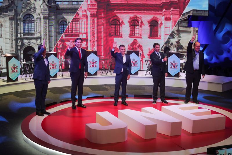 &copy; Reuters. Imagen de archivo del debate televisivo realizado entre los candidatos presidenciales en Lima, Perú.