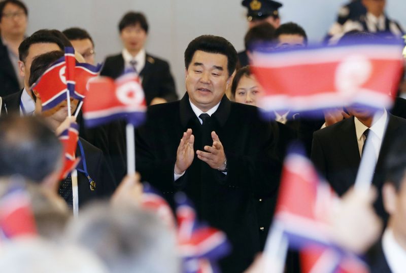 &copy; Reuters. Kim Il Guk, ministro dos Esportes da Coreia do Norte e presidente do comitê olímpico do páis, é recebido por norte-coreanos que moram no Japão ao chegar no aeroporto de Tóquio