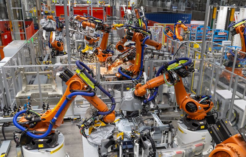 &copy; Reuters. DE ARCHIVO: Vista a de la línea de construcción de la carrocería del nuevo modelo eléctrico de Volkswagen ID.3 en Zwickau, Alemania