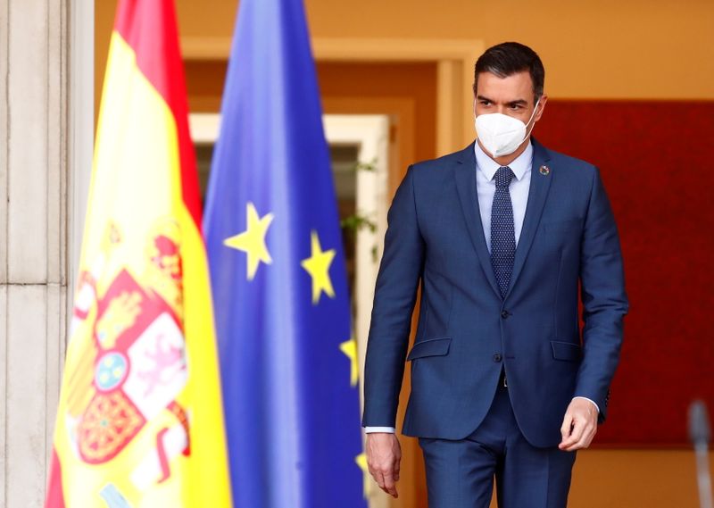 &copy; Reuters. El presidente del Gobierno español, Pedro Sánchez, llega a una rueda de prensa tras la cumbre virtual de la Unión Europea, en el Palacio de la Moncloa, en Madrid