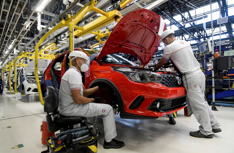 &copy; Reuters. Trabalhadores em fábrica de montagem em meio à pandemia de Covid-19, Betim (MG), Brasil