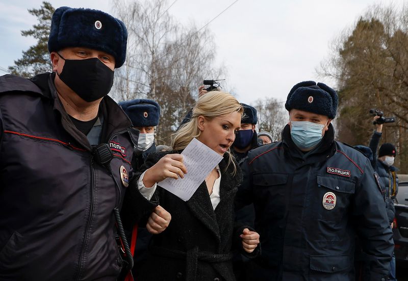 &copy; Reuters. Russian police officers detain Anastasiya Vasilyeva, a doctor and ally of Kremlin critic Alexei Navalny, near the IK-2 corrective penal colony in Pokrov