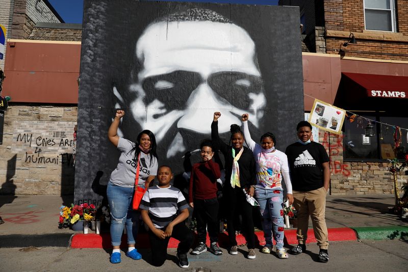 &copy; Reuters. Família posa para foto na Praça George Floyd em Mineápolis