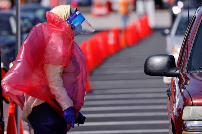 © Reuters. FILE PHOTO: Vaccination center in California