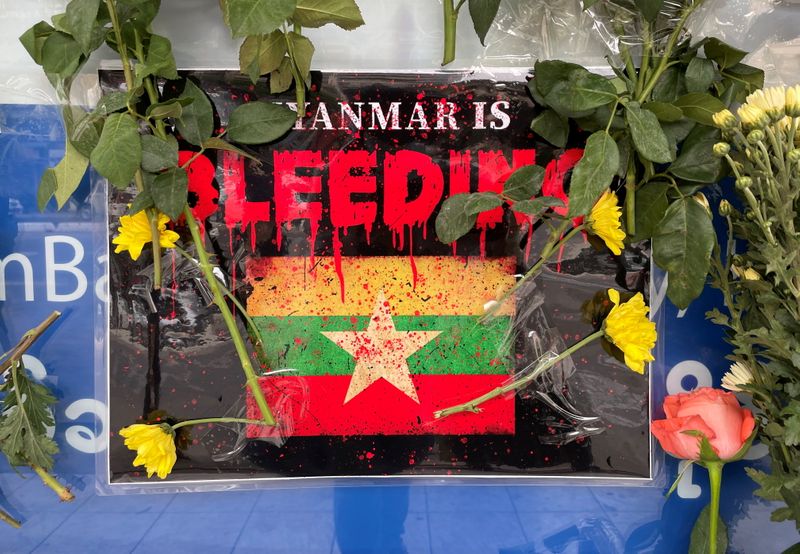 &copy; Reuters. Cartaz de protesto contra golpe militar na cidade de Yangon, em Mianmar