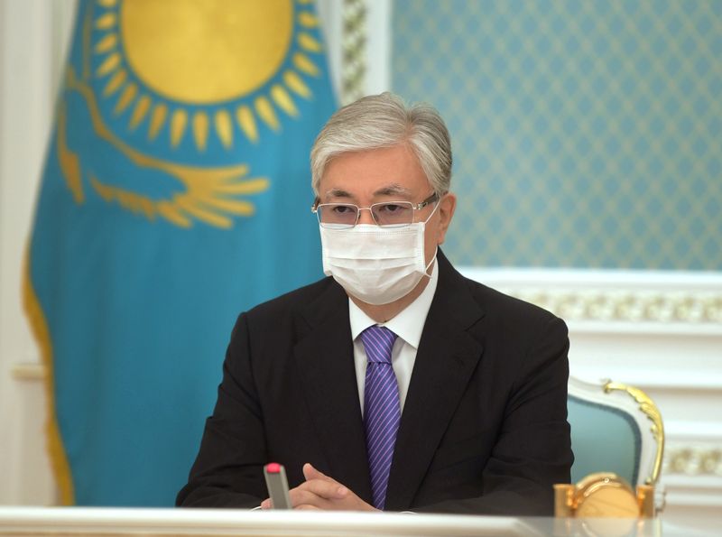 © Reuters. رئيس قازاخستان يتلقى لقاح (سبوتنيك في) الروسي
