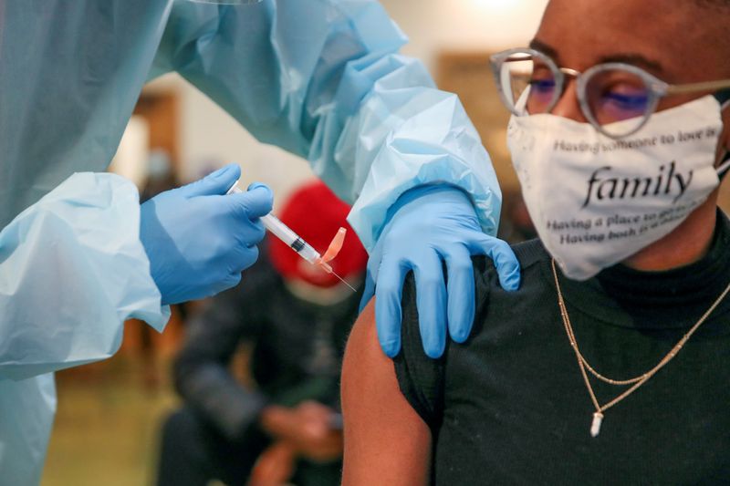 &copy; Reuters. Foto de archivo. Stanisha Land recibe una dosis de la vacuna de Moderna contra el COVID-19 en Chicago, Illinois, EEUU