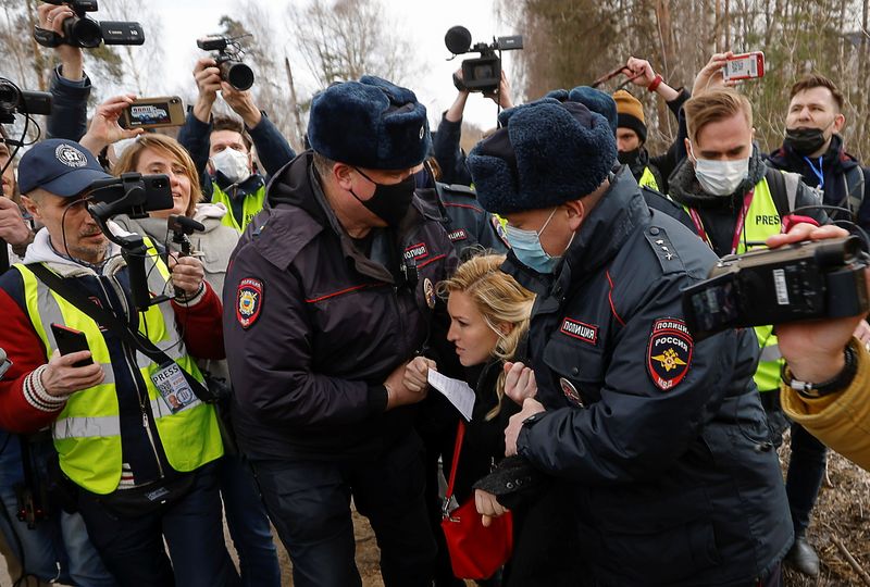 © Reuters. Russian police officers detain Anastasiya Vasilyeva, a doctor and ally of Kremlin critic Alexei Navalny, near the IK-2 corrective penal colony in Pokrov