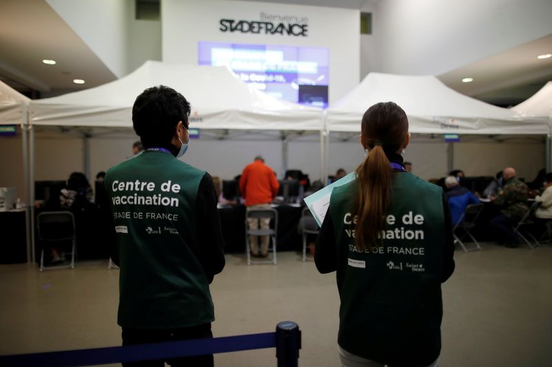 &copy; Reuters. CORONAVIRUS: COUP D&apos;ENVOI DE LA VACCINATION AU STADE DE FRANCE